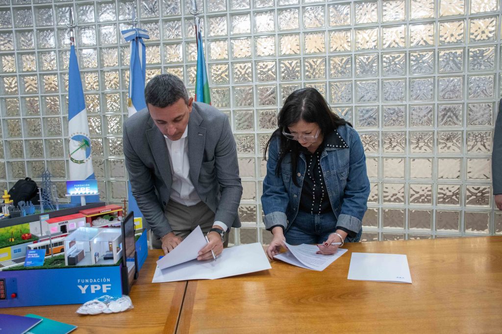 Soledad firma convenio junto a YPF (31)