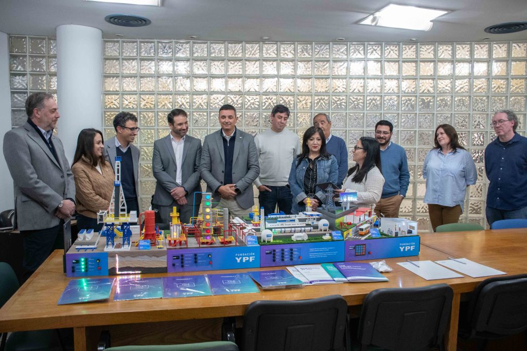 Soledad firma convenio junto a YPF (5)